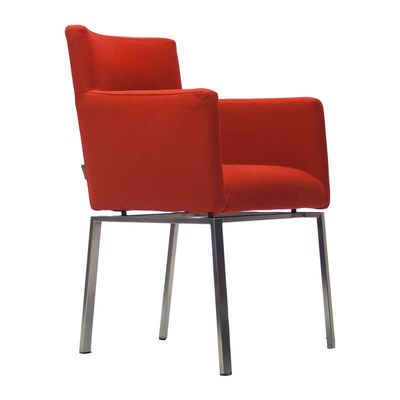 Tweedehands fauteuil Foucault rood gestoffeerd met geborsteld aluminium