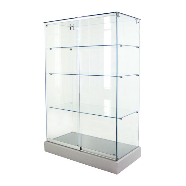 Diverse tweedehands vitrinekasten in ons assortiment