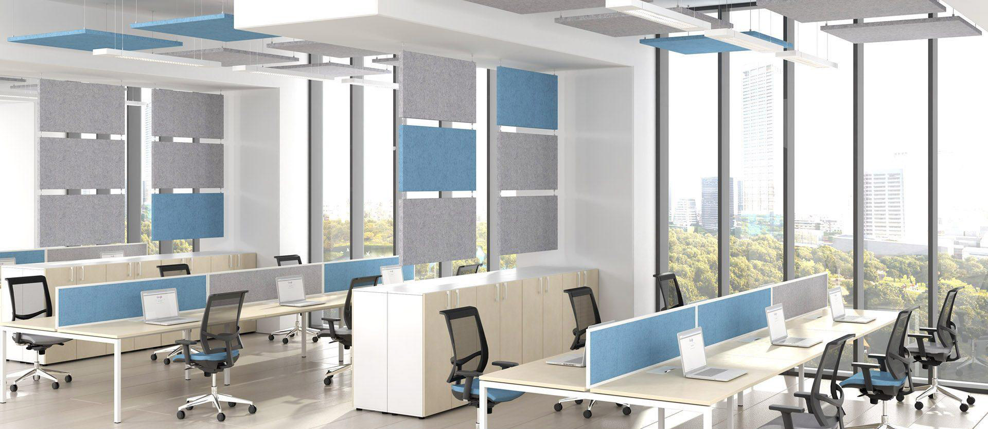 Een kantoorruimte met absorberende plafondpanelen