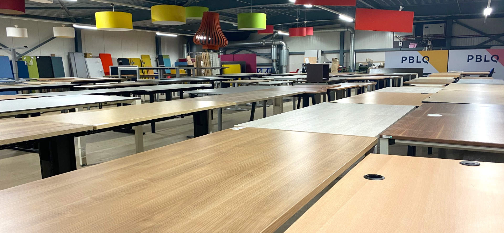 Showroom gebruikte bureaus bij Officetopper