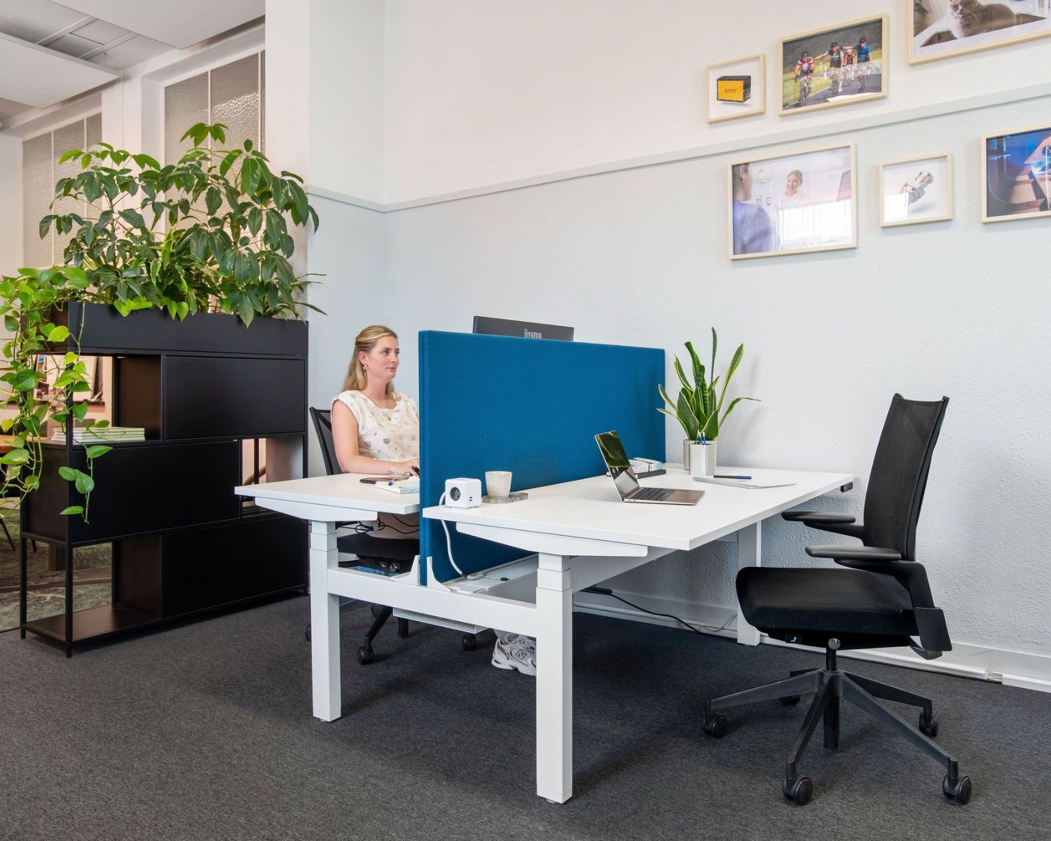 Overzicht van de kantoorinrichting bij BRNDRS