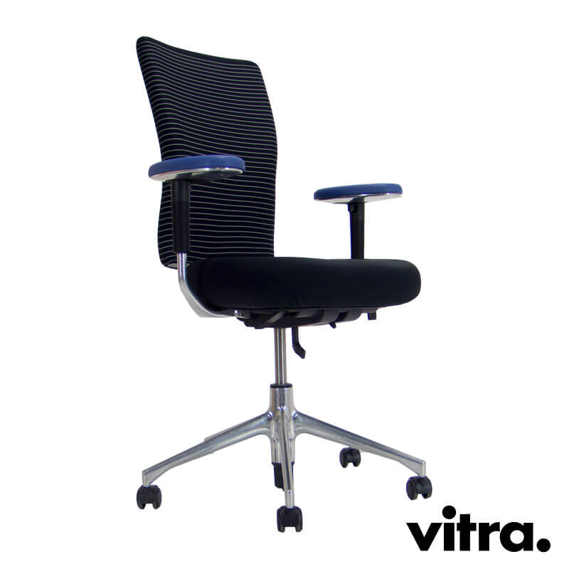 Tweedehands bureaustoel Vitra TChair met blauwe armleggers
